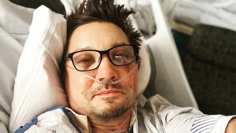 Jeremy Renner reaparece con selfie en hospital tras grave accidente