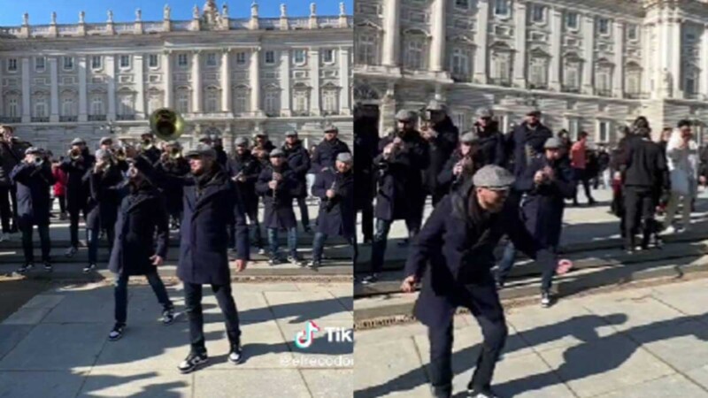 La Banda El Recodo echa palomazo en calles de Madrid