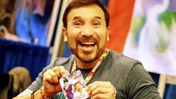 Luis Manuel Ávila canta tema de Dragon Ball durante convención de anime