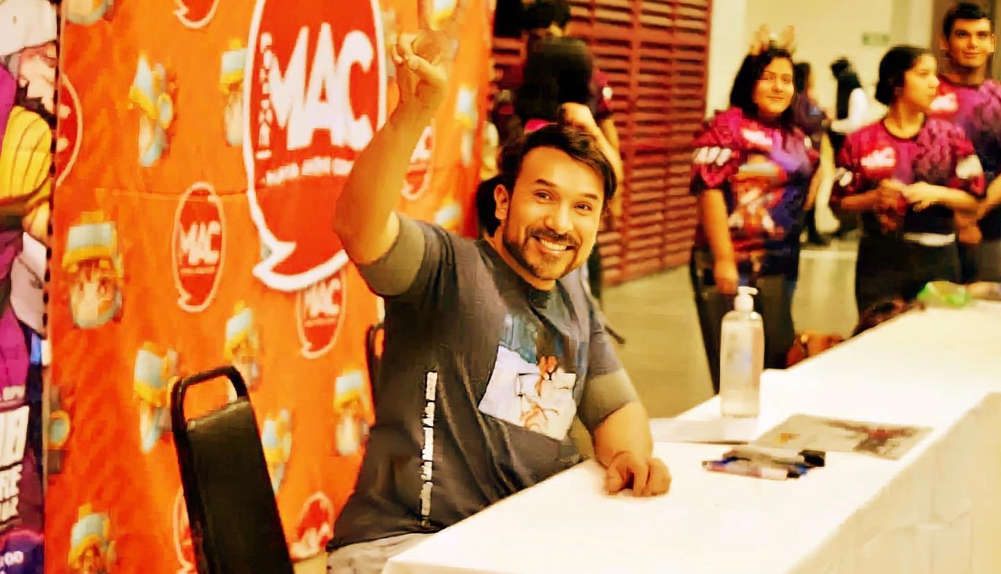 Luis Manuel Ávila canta tema de Dragon Ball durante convención de anime