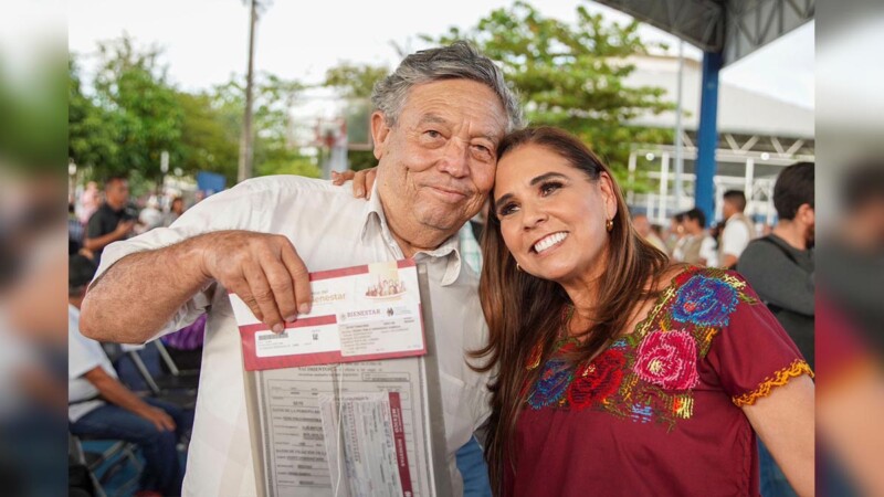 Mara Lezama entrega tarjetas de Bienestar a adultos mayores