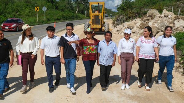 Mara Lezama supervisa construcción de ciclopista prometida en Chunhuhub