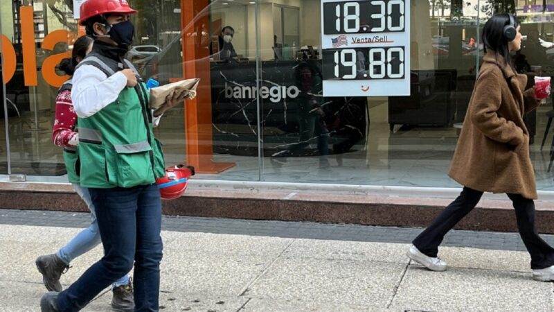 Peso cotiza debajo de las 19 unidades por dólar