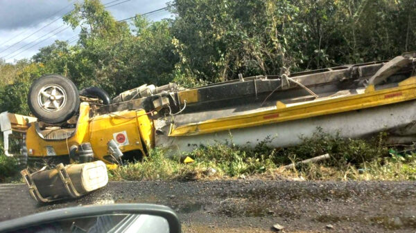 Vuelca pipa en Lázaro Cárdenas y fallece una persona