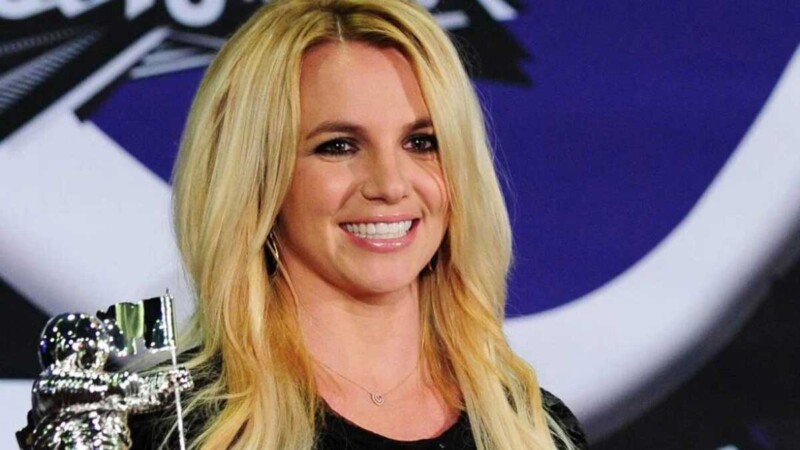 Policías llegan a casa de Britney Spears tras llamado al 911 de sus fans