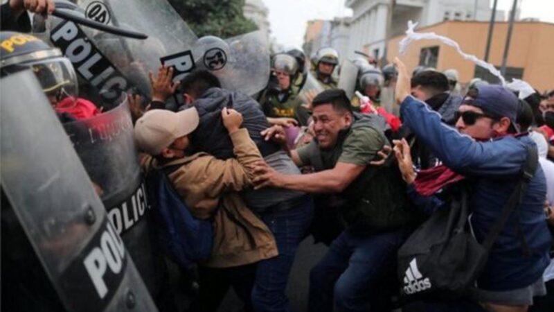 Suman ya 42 muertos por protestas en Perú