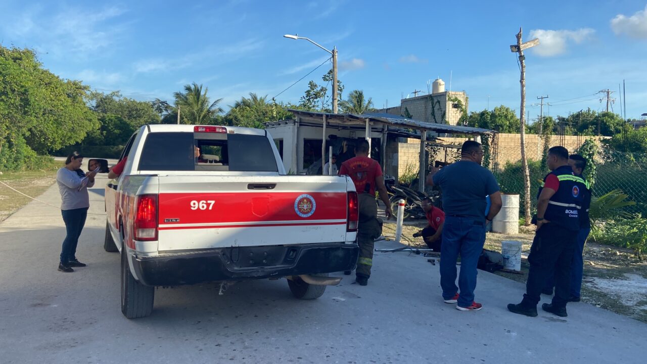 Rescatan cadáver en laguna tóxica del antiguo relleno sanitario de Cancún; se trata de un vigilante que cayó de manera accidental.