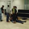 Turista en Aeropuerto de Cancún se clava tijeras en el cuello, Ante la mirada atónita de empleados y turistas en la terminal 2