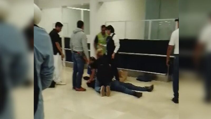 Turista en Aeropuerto de Cancún se clava tijeras en el cuello, Ante la mirada atónita de empleados y turistas en la terminal 2