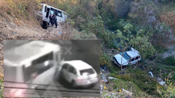Tragedia en Edomex, vehículos chocan y se desbarrancan, hay 3 muertos