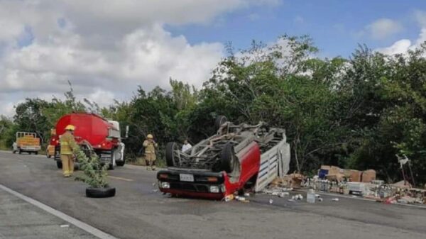 Aparatosa volcadura de camioneta cargada con mercancía rumbo a Mahahual.