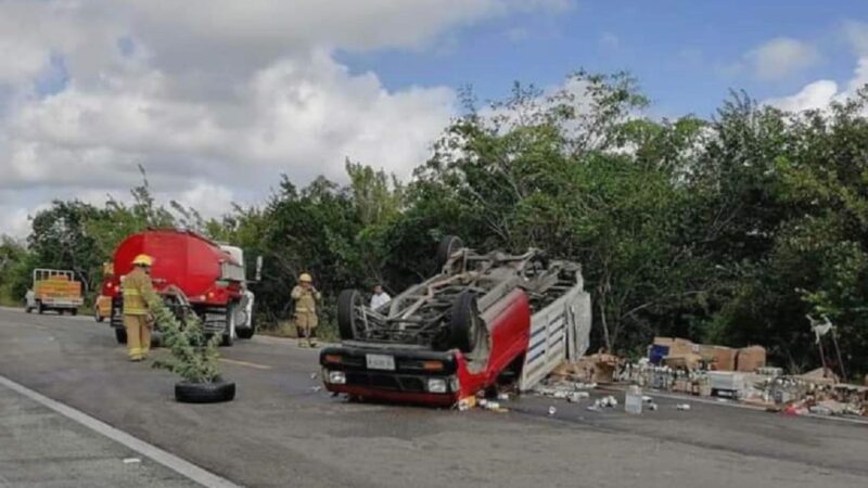 Aparatosa volcadura de camioneta cargada con mercancía rumbo a Mahahual.
