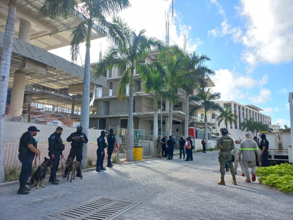Decomisan droga y un arma de fuego en una obra en Puerto Cancún; autoridades de los tres niveles continúan con el operativo de seguridad.