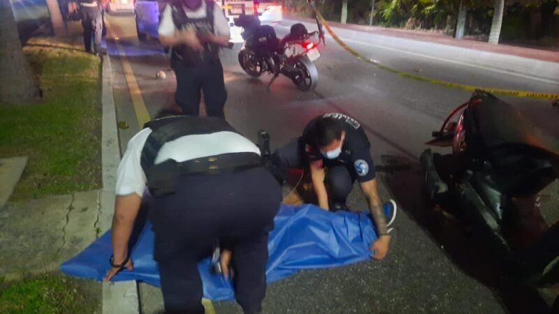 Muere motociclista al derrapar en la Zona Hotelera de Cancún.