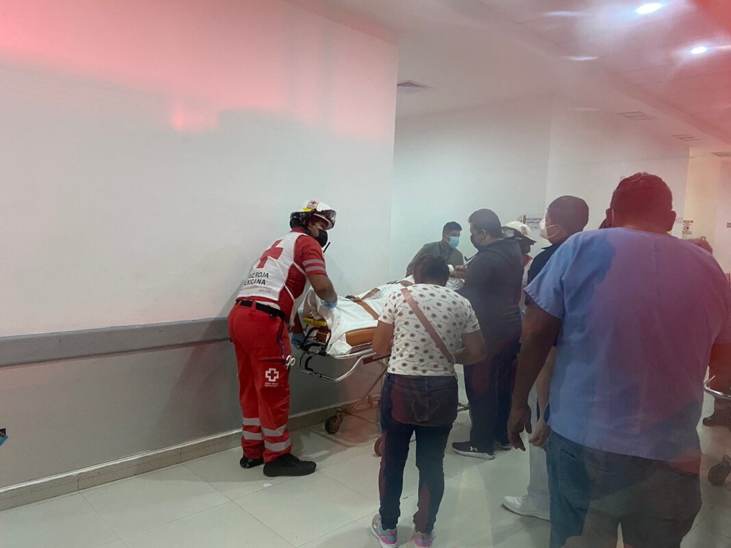 Balean a elemento de la Guardia Nacional en Cielo Nuevo en Cancún; recibió disparos en las piernas y fue llevado al Hospital General.