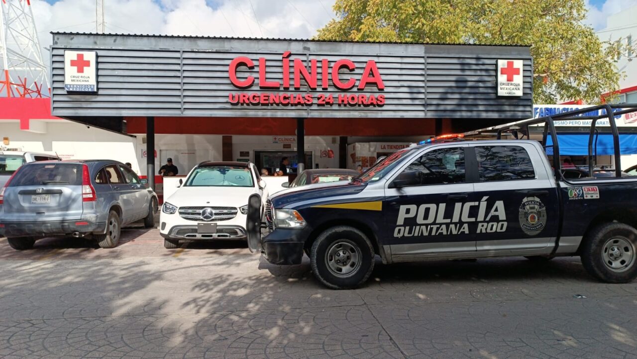 Joven baleado llega buscando auxilio a la Cruz Roja Cancún; el proyectil le entró y salió por la pierna izquierda, ministeriales lo entrevistaron.