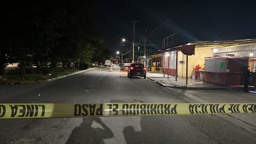 Cancún: Ejecutan a hombre a bordo de su auto en la Supermanzana 99; la víctima fue atacada por dos motosicarios que se dieron a la fuga.