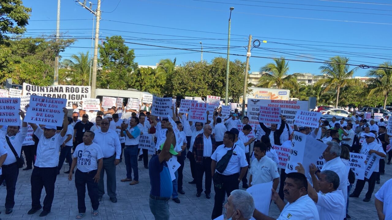 Sitian taxistas la sede del Poder Judicial en Cancún (VIDEOS); esta mañana se resuelven en los juzgados un amparo que permitiría a Uber dar el servicio.