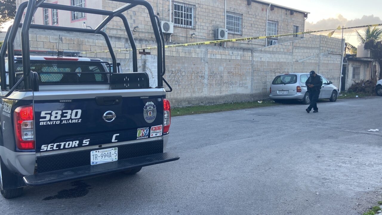 Abandonan una camioneta con dos ejecutados en la Región 510 de Cancún; vecinos de la calle 117 con avenida Politécnico reportaron el hallazgo.