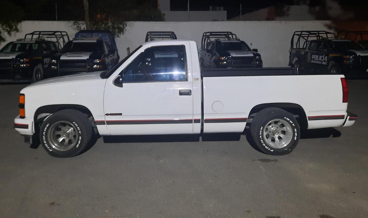 Detienen en Cancún a dos ‘guaruras’ por portación de armas; intentaron intimidar a los policías que le marcaron el alto a una camioneta.