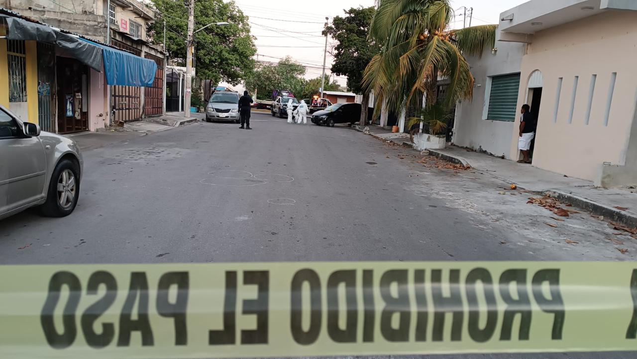 Levantan y balean a policía municipal en la Región 100 de Cancún; recibió al menos dos impactos de bala en el abdomen.