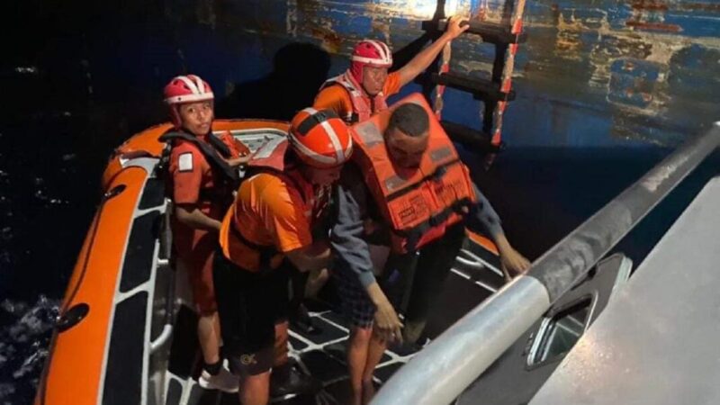 Rescata la marina a 9 extranjeros en aguas de Isla Mujeres.