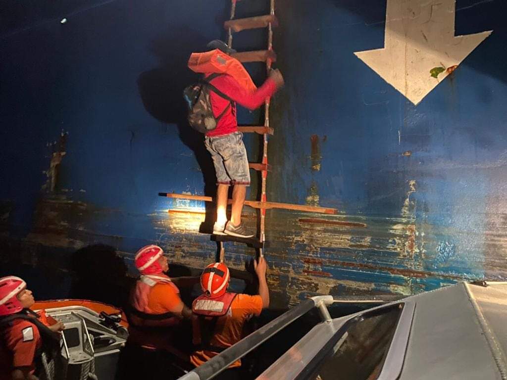 Rescata la marina a 9 extranjeros en aguas de Isla Mujeres; buque tanque avistó una embarcación con tres mujeres y seis hombres.