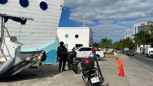 Roban con violencia Aquatours en la Zona Hotelera de Cancún (VIDEO).