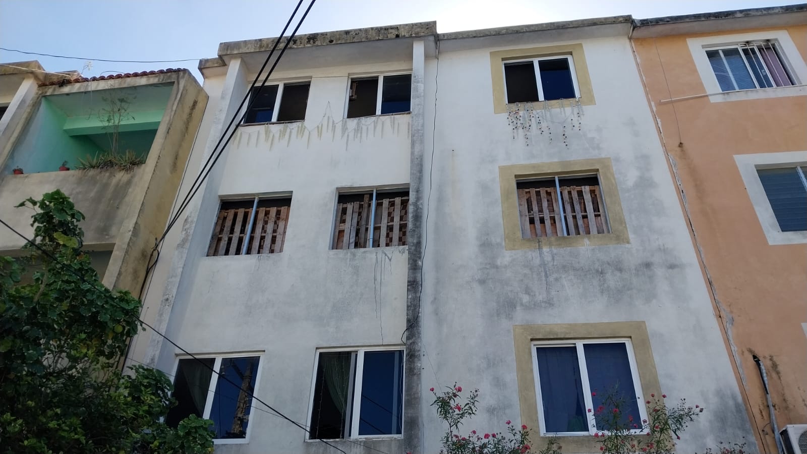 Hallan a una mujer asesinada en edifico de departamentos de la Región 96; el cuerpo tenía una soga en el cuello y ya presentaba putrefacción.