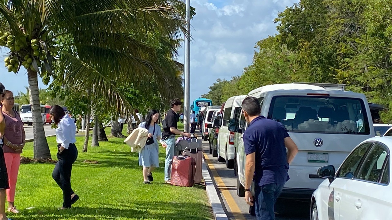 Bloqueo de taxistas colapsa la Zona Hotelera de Cancún (VIDEO); afectados los automovilistas, turistas y trabajadores.