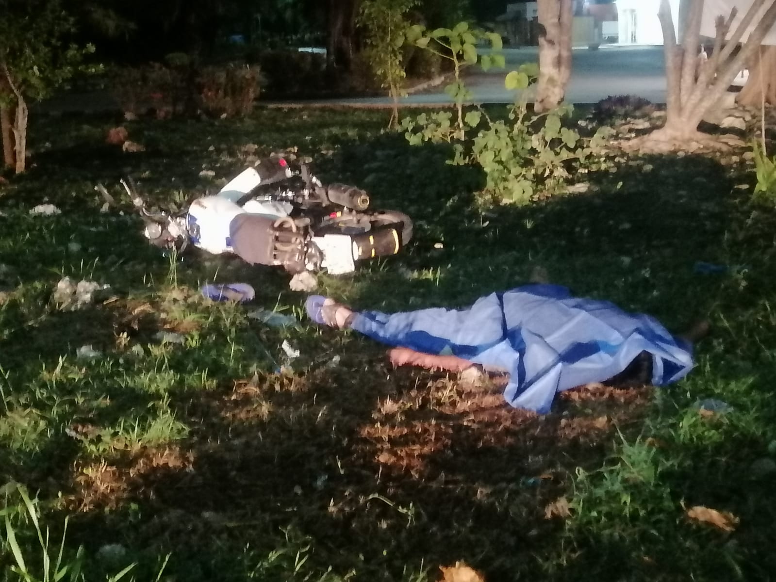 Motociclista muere en un accidente en La Joya en Cancún; perdió el control de su motocicleta y quedó en una glorieta.