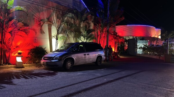 Sufren atentado a balazos en la carretera Puerto Morelos-Cancún.