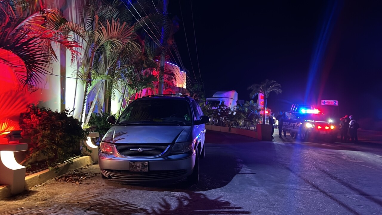 Sufren atentado a balazos en la carretera Puerto Morelos-Cancún; afortunadamente los ocupantes de una minivan resultaron ilesos.