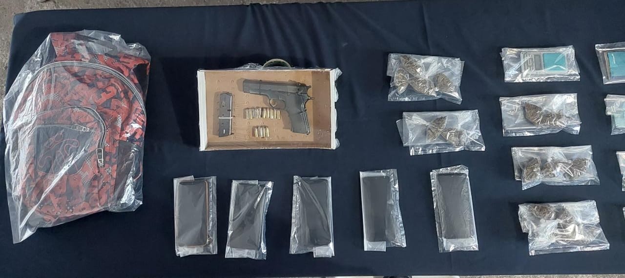Detienen a integrantes de narcocélula en la colonia Tres Reyes; les decomisaron diversas drogas y un arma de fuego calibre .9mm.