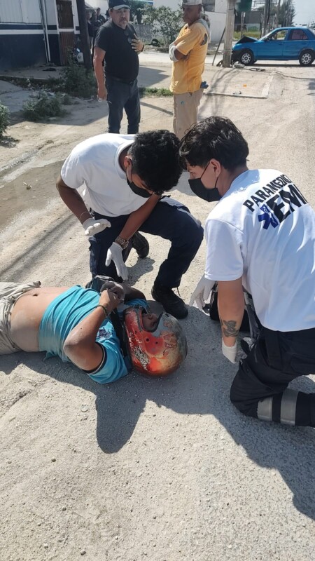 Motociclista queda lesionado tras colisionar contra auto en la Portillo; peritos de Tránsito se encargarán de determinar al responsable.