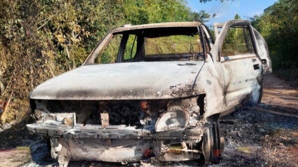 Hallan camioneta calcinada con un cuerpo en Tres Reyes en Cancún.