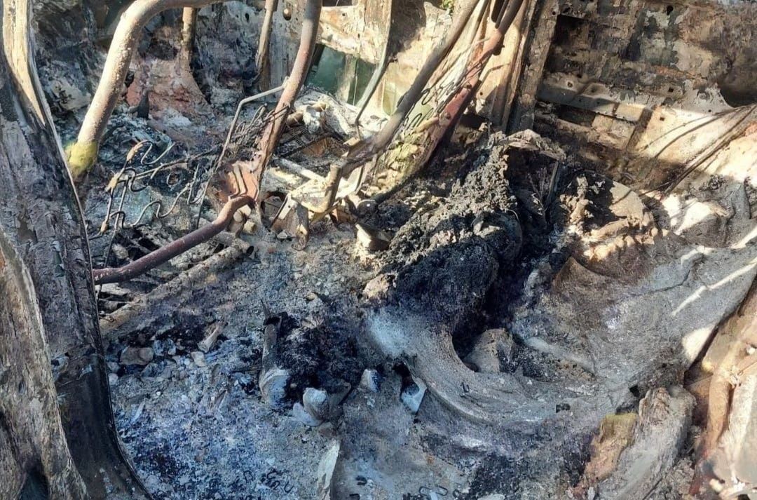 Hallan camioneta calcinada con un cuerpo en Tres Reyes en Cancún; ya son dos personas halladas sin vida en menos de 24 horas en esa zona.