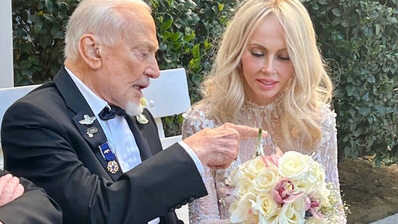 El legendario astronauta Buzz Aldrin, de 93 años, se casó por cuarta vez.
