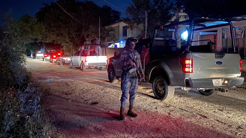 Catean autoridades varios domicilios en colonia de Cancún