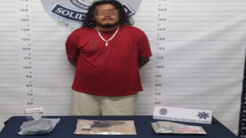 Detienen a sujeto armado en In House en Playa del Carmen.