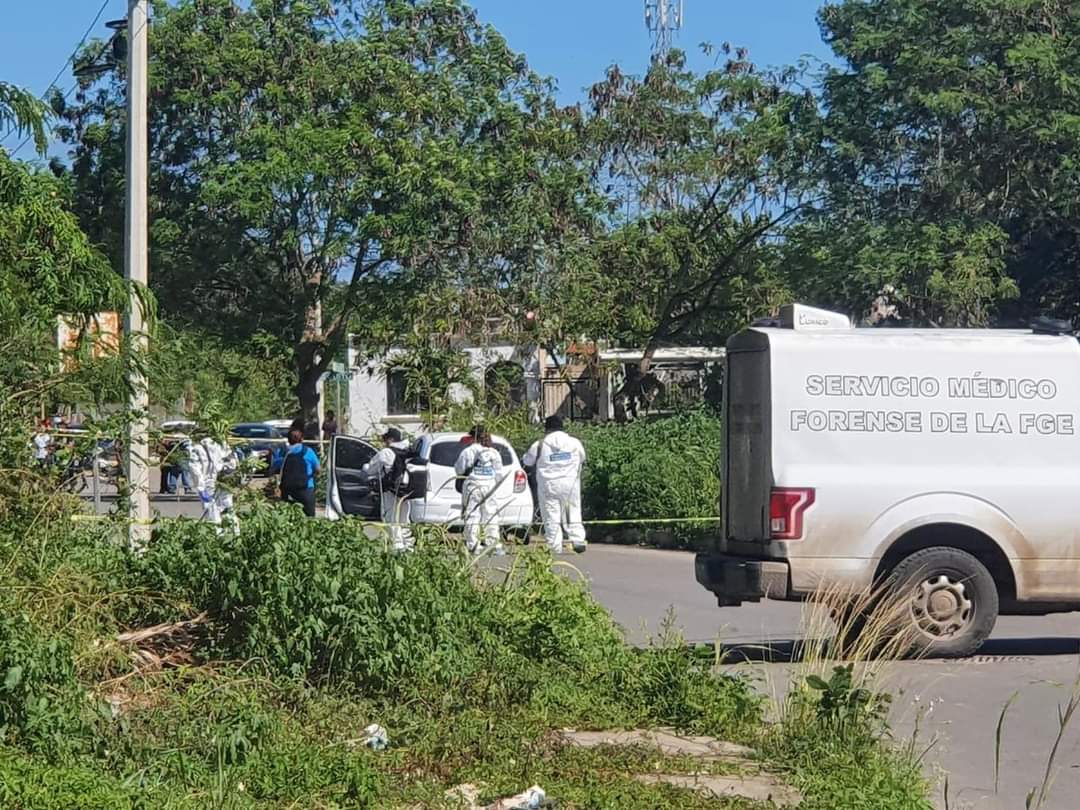 Ejecutan a un hombre en Las Américas 3 en Chetumal; la víctima viajaba en un auto con su familia cuando fueron atacados por sicarios.