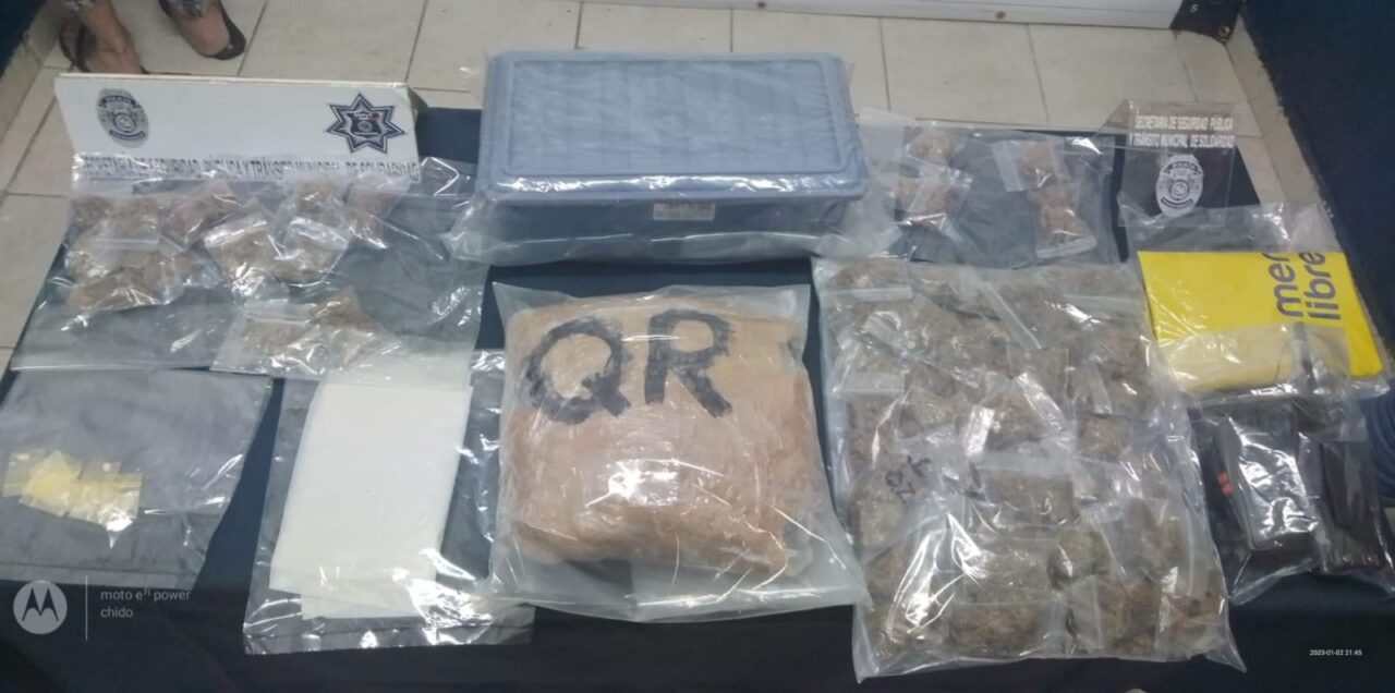 Dos sujetos caen con más de 100 dosis de drogas en Playa del Carmen; fueron sorprendidos con marihuana, “piedras” y radios portátiles.
