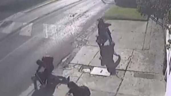 Ladrones intentan robar a pareja y él se defiende a golpes (VIDEO).