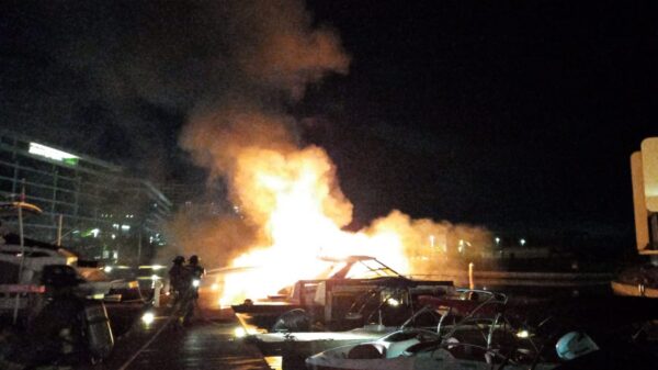 Se incendia un yate en la marina de Puerto Cancún.