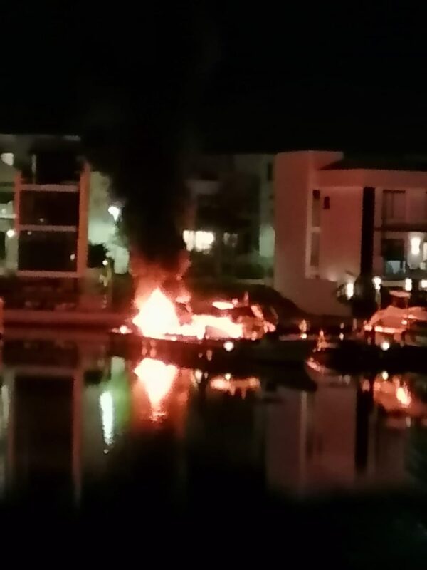 Se incendia un yate en la marina de Puerto Cancún; como consecuencia de la radiación otra embarcación también sufrió daños.