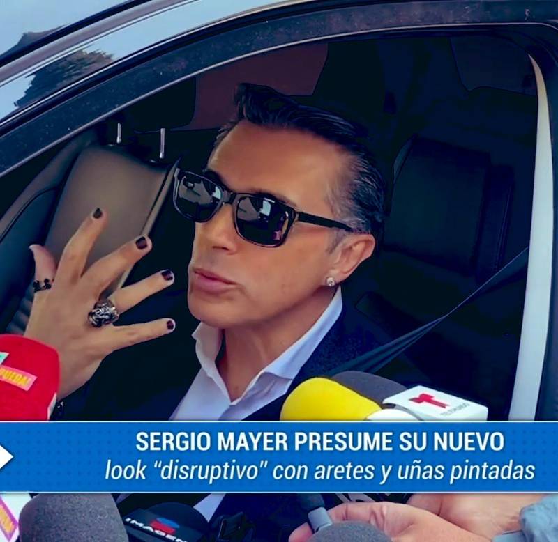 Critican a Sergio Mayer por su nuevo look con aretes y uñas pintadas