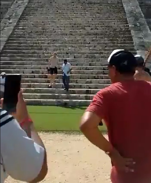 Tunden a turista por subir a la pirámide de Chichén Itzá (VIDEO); de hace años está prohibido pisar esos monumentos históricos.