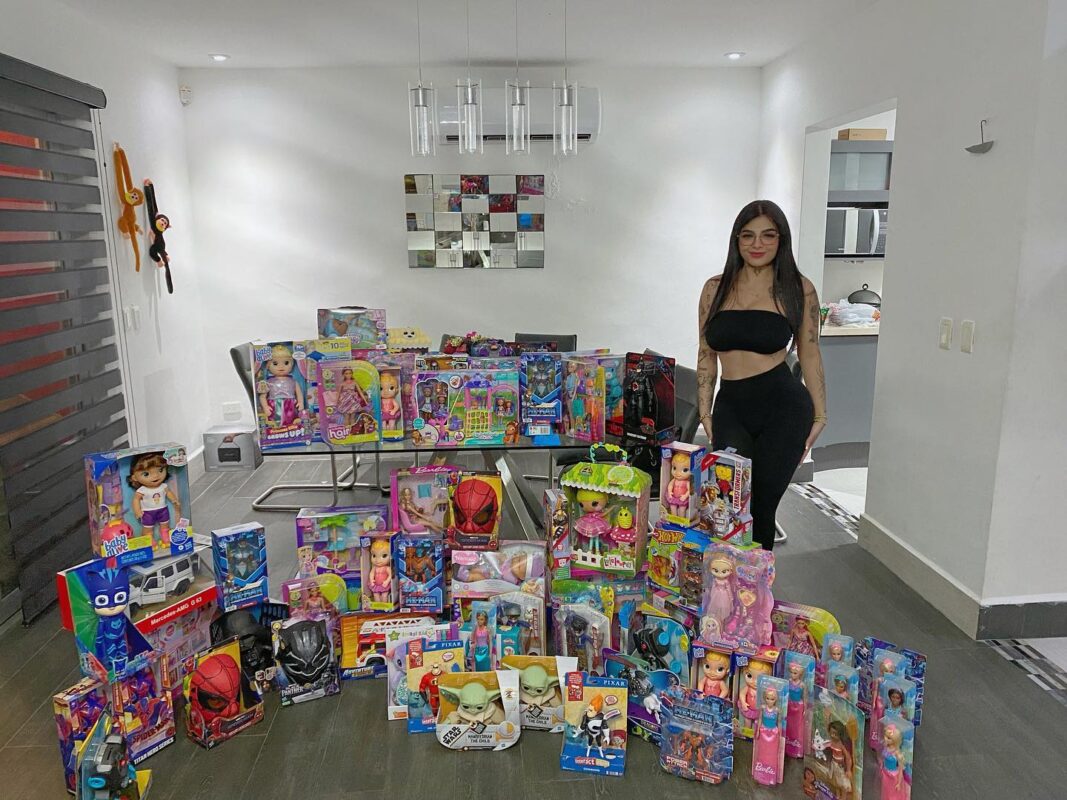 ¡Qué gran detalle! Karely Ruiz regala 30 mil pesos a fan para un iPhone