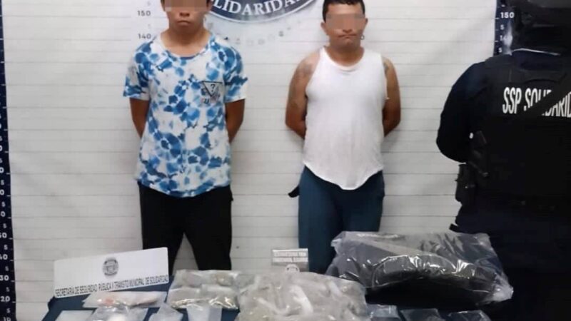 Atrapan a dos narcomenudistas en la Colosio de Playa del Carmen.
