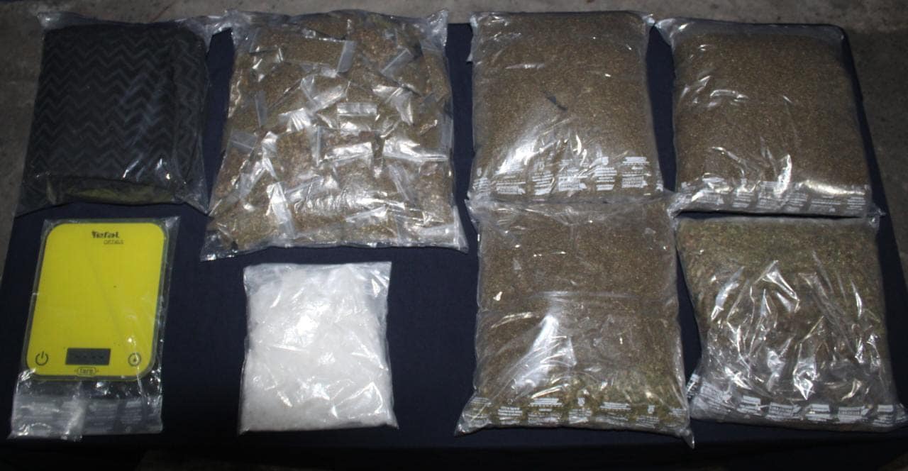 Detienen a narcomenudista en la invasión In House de Playa del Carmen; a Axel “N” le decomisaron 144 bolsitas con marihuana y cristal.